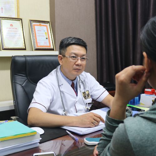 Bệnh nhân thăm khám 1:1 cùng bác sĩ nhà thuốc Đỗ Minh Đường