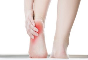 Gai xương gót chân khiến người bệnh đi lại khó khăn
