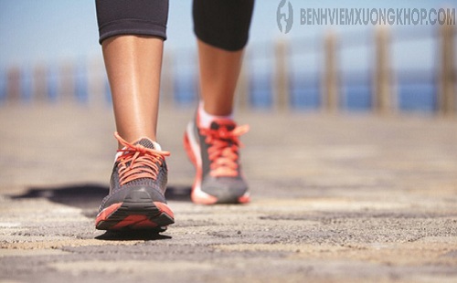 Đi bộ là môn thể thao nhẹ nhàng giúp xương khớp linh hoạt