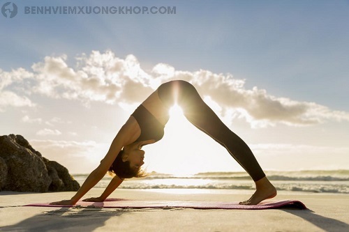 Bài tập yoga cho người thoái hóa khớp gối mang lại nhiều lợi ích cho sức