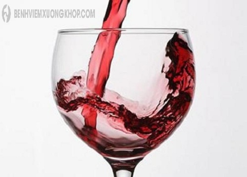 Người bệnh uống 1 - 2 ly rượu vang mỗi ngày để bảo vệ xương khớp