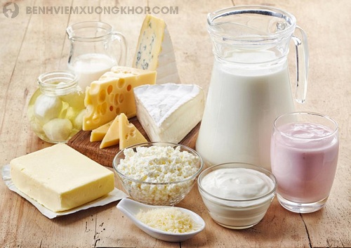Bệnh thấp khớp nên ăn gì? Sữa và các sản phẩm từ sữa