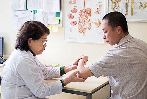 Kiểm tra để biết cách chữa viêm khớp khuỷu tay 