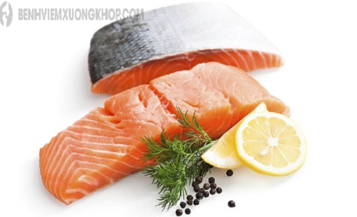 Cá hồi giàu vitamin D và omega 3 tốt cho người bệnh loãng xương