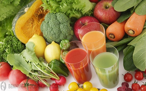 Người bệnh khô khớp nên ăn nhiều rau xanh và trái cây giàu vitamin C