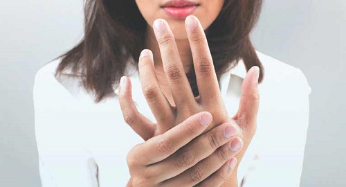Đau các khớp ngón tay là một trong những biểu hiện của bệnh phong thấp mà nhiều người chủ quan