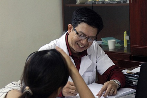 Lương y Đỗ Minh Tuấn - Giám đốc chuyên môn Nhà thuốc Đỗ Minh Đường đưa ra phác đồ điều trị bệnh