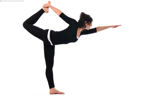 Tư thế yoga vũ công dành cho người đau khớp háng