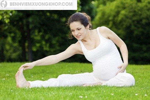Vận động nhẹ nhàng để phòng tránh đau khớp gối khi mang thai