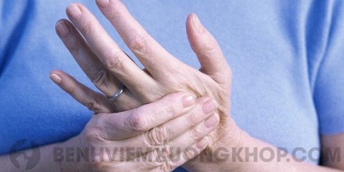 đau khớp ngón tay giữa khớp