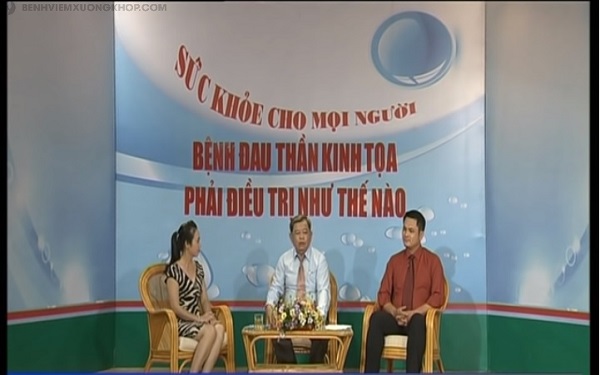 BS Trần Văn Tâm (ngồi giữa) bàn về bệnh đau thần kinh tọa