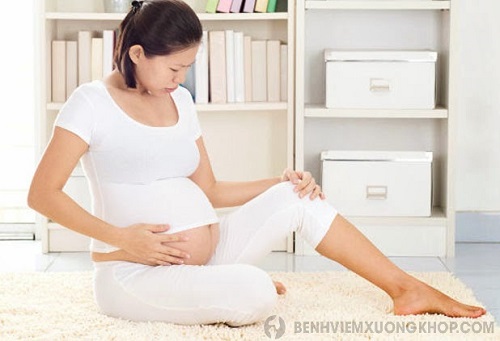 ngồi xổm khi mang thai gây đau khớp gối