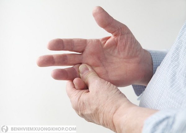 Chứng viêm khớp ngón tay giữa thường xảy ra ở người già