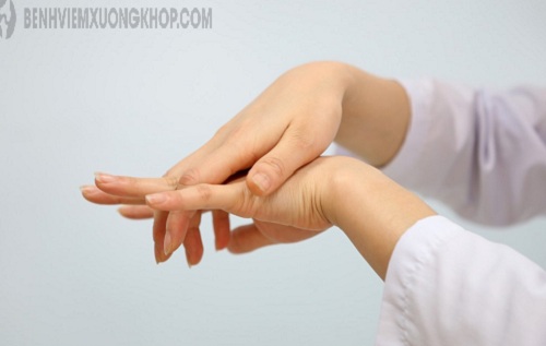 Xoa bóp huyệt bát tà giúp giảm đau nhức cổ tay