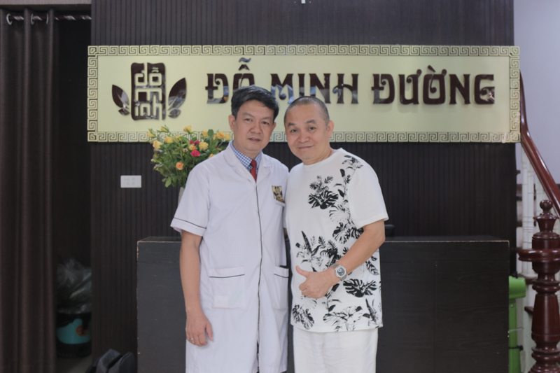 Nghệ sĩ Xuân Hinh cảm thấy hài lòng khi trải nghiệm dịch vụ khám chữa bệnh thoái hóa cột sống cổ tại nhà thuốc Đỗ Minh Đường