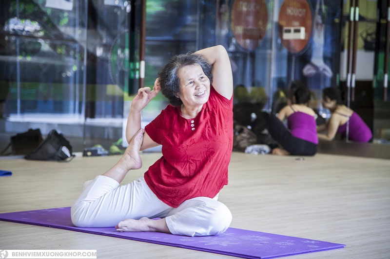 thoái hóa khớp gối có nên tập yoga người già