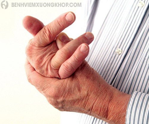 Bị đau khớp ngón tay vào buổi sáng là bệnh gì?