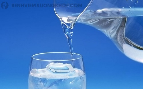 Uống nước để phòng ngừa bệnh gout