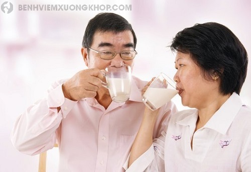 Sữa non Alpha Lipid co người cao tuổi bị bệnh xương khớp
