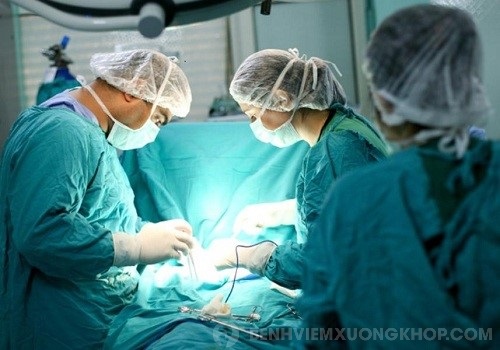 Tiến hành phẫu thuật gai cột sống 