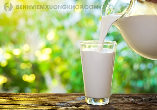 Bị thoái hóa cột sống nên uống sữa gì vào buổi sáng