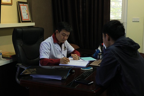 Lương y Đỗ Minh Tuấn trực tiếp thăm khám cho bệnh nhân trfan dihcj khớp cổ tay