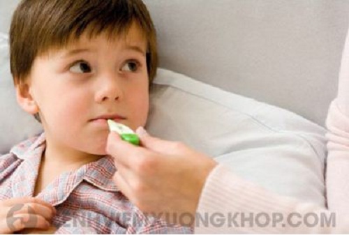 viêm đa khớp dạng thấp ở trẻ em sốt