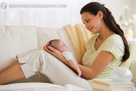 Người mẹ không nên vận động mạnh trong khi điều trị viêm khớp cổ tay sau sinh