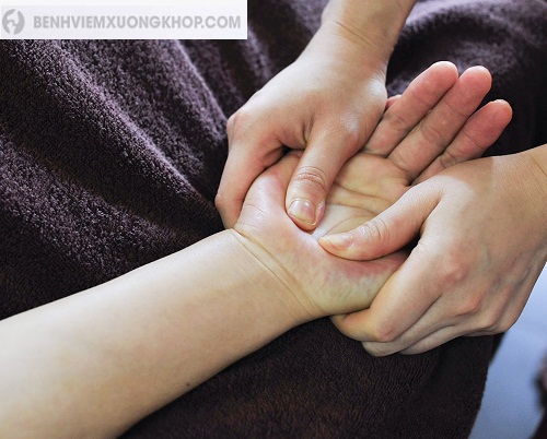 Viêm khớp cổ tay sau sinh có nhiều nguyên nhân phổ biến gây ra