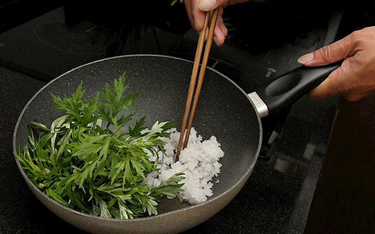 Bài thuốc dân gian chữa thoát vị đĩa đệm từ ngải cứu