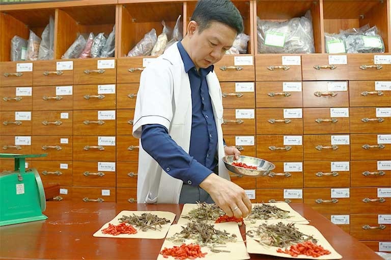 Lương y Đỗ Minh Tuấn gia giảm thuốc