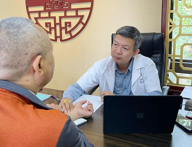 Lương y Tuấn bắt mạch, chẩn bệnh