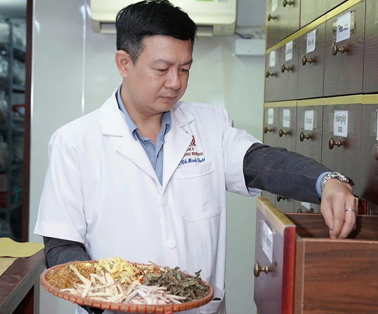 Lương y Đỗ Minh Tuấn gia giảm thành phần thuốc